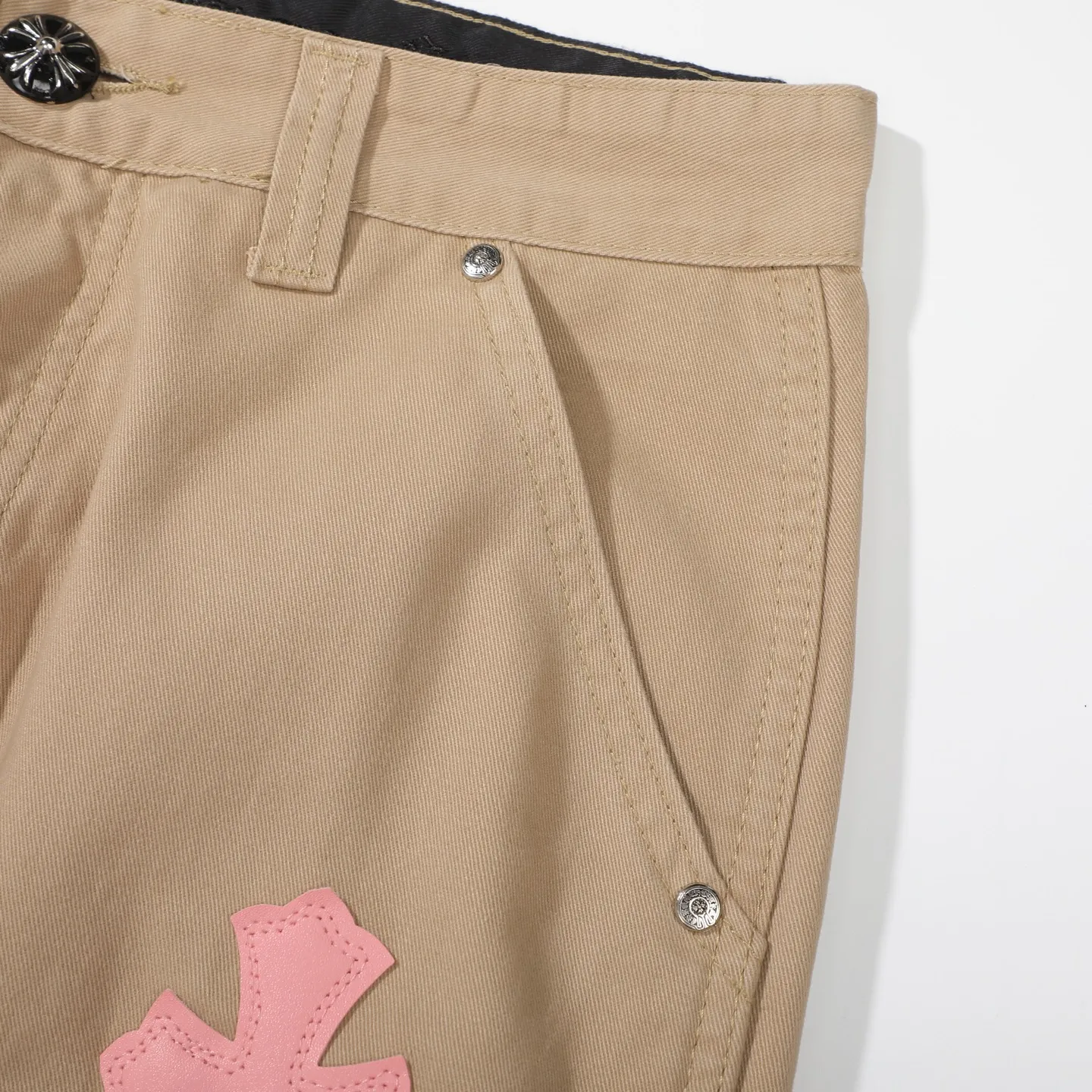 P270 CHROME HEARTS 2025 new khaki logging pink checkerboard cross leather couple style loose jeans Top ceiling quality Styles with different washed textures are very friendly to people with thin legs and thick legs. The straight and loose version is very flattering to the leg shape. The moderate length will never go out of style, easy to match with casually, the basic styling of various styles, a must-have in the wardrobe! The fabric is stiff but also makes the upper body soft without losing texture. The washing process is even more perfect. It is a must-have item for everyone! ! ! Color: Khaki Size: 28/30/32/34 Waist: 75/80/85/90 Knee: 45.5/47/48.5/50 Pants length: 102/104/106/108